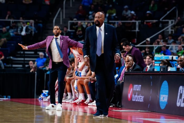 Hoosiers head coach Mike Woodson (R) and assistant coach Yasir Rosemond (L) in the second half.
